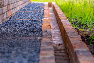 Chantier de création d'un drain pour une maison