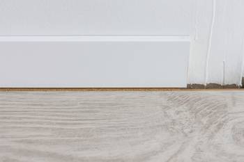 Combler l'espace entre les plinthes et du parquet