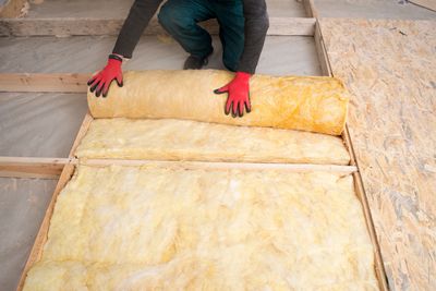 Chantier de isolation d'un plancher en bois