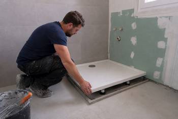 Comment rehausser un receveur de douche ? — guide travaux RenoMigo