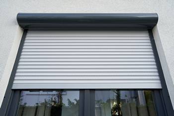 Volet roulant électrique bloqué au milieu : que faire ?
