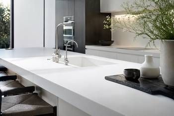 Avantages et inconvénients du Corian pour vos plans de travail — guide travaux RenoMigo Avantages et inconvénients du Corian pour vos plans de travail : conseils, prix et travaux