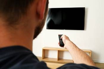 Comment fixer sa TV au mur tout en dissimulant les fils ? — guide travaux RenoMigo Comment fixer sa TV au mur tout en dissimulant les fils ? : conseils, prix et travaux