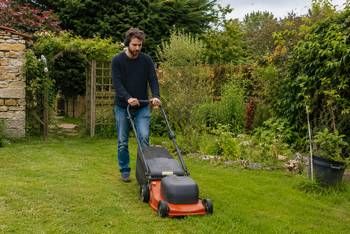 Quand passer la tondeuse ? — guide RenoMigo Quand passer la tondeuse ? : conseils et prix des travaux