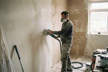 Comment poncer un mur pour avoir une surface lisse ? : conseils et prix des travaux