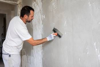 Prix du ratissage de mur ou de plafond au m² — guide RenoMigo Prix du ratissage de mur ou de plafond au m² : conseils et prix des travaux