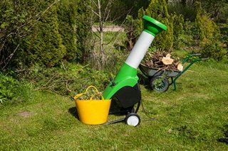 Comment choisir un broyeur de végétaux ? — guide travaux RenoMigo Comment choisir un broyeur de végétaux ? : conseils, prix et travaux