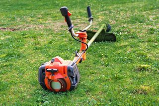 Comment choisir une débroussailleuse ? — guide travaux RenoMigo Comment choisir une débroussailleuse ? : conseils, prix et travaux