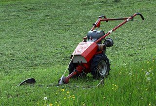 Comment choisir une motofaucheuse ? — guide travaux RenoMigo Comment choisir une motofaucheuse ? : conseils, prix et travaux