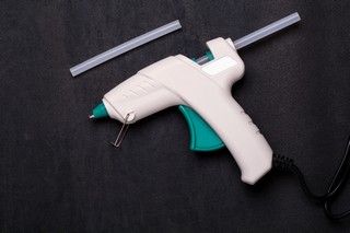 Comment choisir un pistolet à colle ? — guide travaux RenoMigo Comment choisir un pistolet à colle ? : conseils, prix et travaux