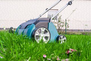 Comment choisir un scarificateur ? — guide travaux RenoMigo Comment choisir un scarificateur ? : conseils, prix et travaux