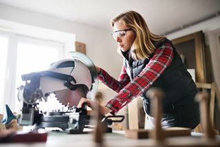 Comment choisir une scie ? Manuelle ou électrique ? — guide travaux RenoMigo Comment choisir une scie ? Manuelle ou électrique ? : conseils, prix et travaux