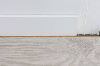 Combler l'espace entre les plinthes et du parquet : conseils et prix des travaux