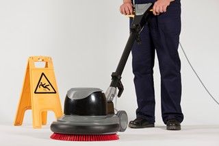 Comment choisir une monobrosse ? — guide travaux RenoMigo Comment choisir une monobrosse ? : conseils, prix et travaux
