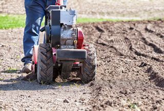 Comment choisir un motoculteur ou une motobineuse ? — guide travaux RenoMigo Comment choisir un motoculteur ou une motobineuse ? : conseils, prix et travaux