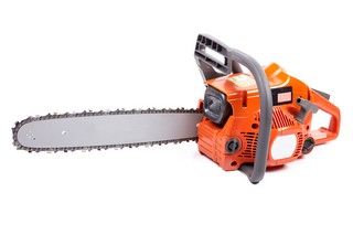Comment choisir une tronçonneuse ? — guide travaux RenoMigo Comment choisir une tronçonneuse ? : conseils, prix et travaux