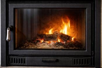 Nettoyer la vitre de votre insert ou poêle à bois — guide travaux RenoMigo Nettoyer la vitre de votre insert ou poêle à bois : conseils, prix et travaux