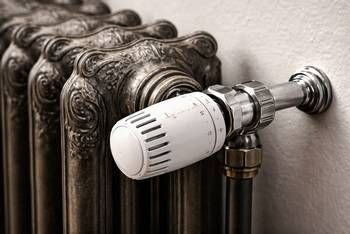 Installer des robinets thermostatiques sur des radiateur en fonte — guide travaux RenoMigo Installer des robinets thermostatiques sur des radiateur en fonte : conseils, prix et travaux