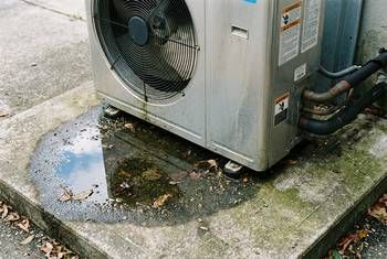 Flaques d'eau sous votre pompe à chaleur : que faire ? — guide travaux RenoMigo Flaques d'eau sous votre pompe à chaleur : que faire ? : conseils, prix et travaux