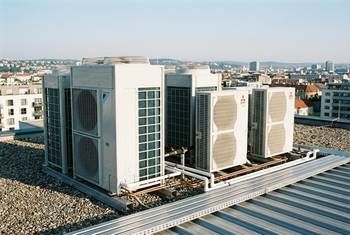 Prix d'une pompe à chaleur pour un immeuble collectif — guide travaux RenoMigo Prix d'une pompe à chaleur pour un immeuble collectif : conseils, prix et travaux