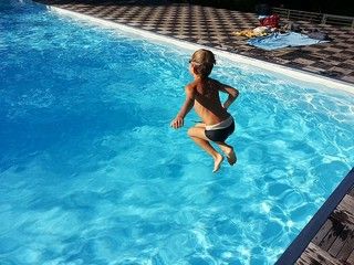 La pompe à chaleur pour piscine — guide travaux RenoMigo La pompe à chaleur pour piscine : conseils, prix et travaux