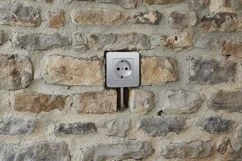 Comment installer une prise électrique sur un mur en pierre ? — guide RenoMigo Comment installer une prise électrique sur un mur en pierre ? : conseils et prix des travaux