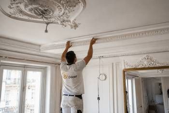 Quel budget prévoir pour la pose de moulures au plafond ? — guide RenoMigo Quel budget prévoir pour la pose de moulures au plafond ? : conseils et prix des travaux