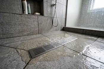Comment déboucher une douche ? — guide RenoMigo Comment déboucher une douche ? : conseils et prix des travaux