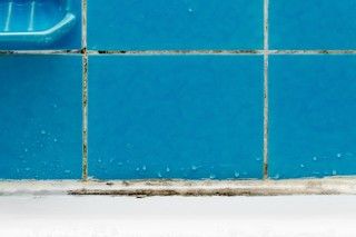 Dix erreurs à éviter avant de rénover une salle de bain Salle de bain montrant des traces d’humidité avant rénovation