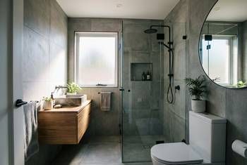 Comment aménager une petite salle de bain ? — guide RenoMigo Comment aménager une petite salle de bain ? : conseils et prix des travaux