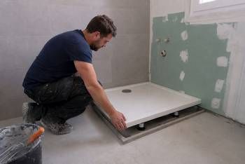 Comment rehausser un receveur de douche ? — guide RenoMigo Comment rehausser un receveur de douche ? : conseils et prix des travaux