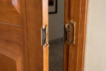 Comment réparer un gond de porte arraché ? — guide RenoMigo Comment réparer un gond de porte arraché ? : conseils et prix des travaux