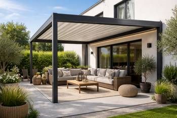 Prix d'achat et de pose d'un auvent pour terrasse — guide RenoMigo Prix d'achat et de pose d'un auvent pour terrasse : conseils et prix des travaux