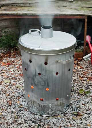 Comment choisir un incinérateur de jardin ? — guide travaux RenoMigo Comment choisir un incinérateur de jardin ? : conseils, prix et travaux