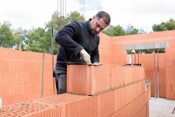 Brique monomur : avantages, inconvénients et prix — guide RenoMigo Brique monomur : avantages, inconvénients et prix : conseils et prix des travaux