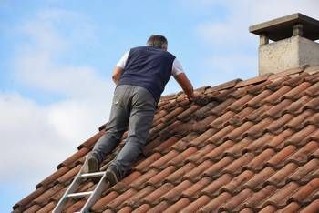 Monter sur une toiture en tuile sans risques — guide RenoMigo Monter sur une toiture en tuile sans risques : conseils et prix des travaux