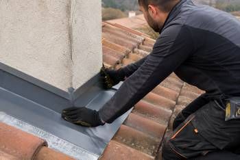 Prix de pose d'un solin sur toiture — guide RenoMigo Prix de pose d'un solin sur toiture : conseils et prix des travaux