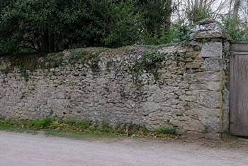 Mur en pire qui penche : que faire ? — guide RenoMigo Mur en pire qui penche : que faire ? : conseils et prix des travaux
