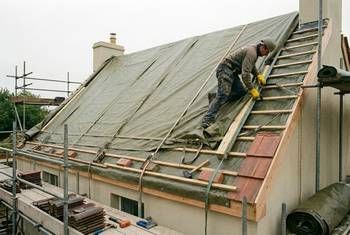 Comment choisir une bâche pour toiture ? — guide travaux RenoMigo Comment choisir une bâche pour toiture ? : conseils, prix et travaux